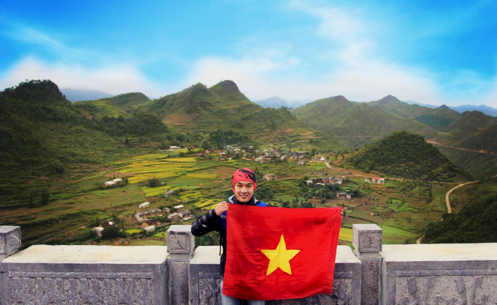 Check-in with the national flag at Lung Cu flagpole 